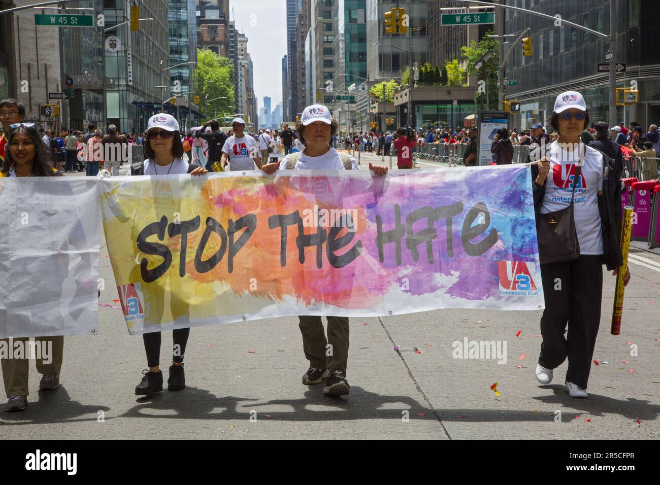 Die 2023. Asiatisch-amerikanische Pacific Islander Heritage Parade in NYC marschiert die 6. Avenue in Midtown Manhattan, NYC hoch. Koalition der asiatisch-pazifischen amerikanischen Gemeinschaft marschiert bei der Parade, Stockfoto