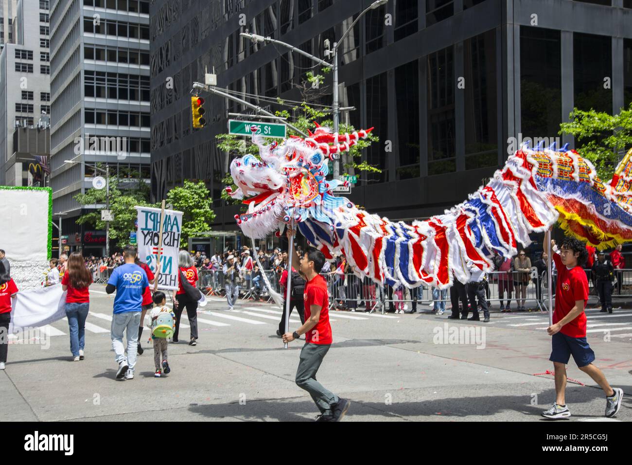 Die 2023 in New York City stattfindende asiatisch-amerikanische Pacific Islander Heritage Parade führt auf die 6. Avenue in Midtown Manhattan, New York City. Stockfoto