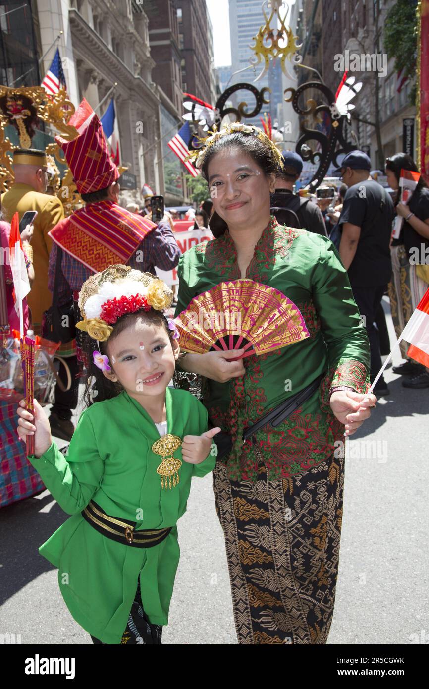 Die 2023 in New York City stattfindende asiatisch-amerikanische Pacific Islander Heritage Parade führt auf die 6. Avenue in Midtown Manhattan, New York City. Stockfoto