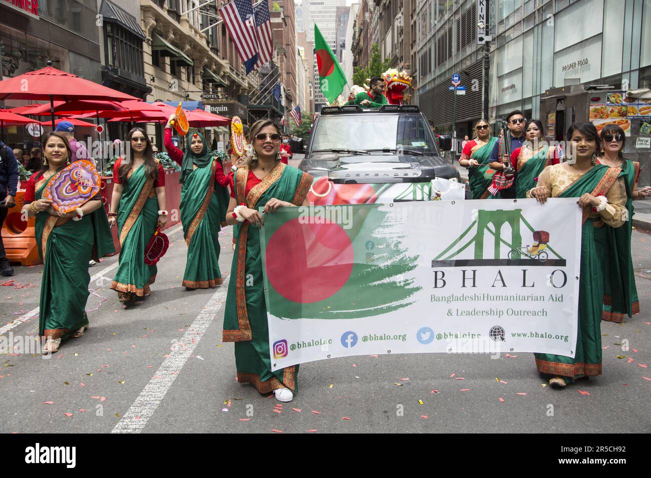 Die 2023 in New York City stattfindende asiatisch-amerikanische Pacific Islander Heritage Parade führt auf die 6. Avenue in Midtown Manhattan, New York City. Bangladeschische Amerikaner marschieren in der Parade. Stockfoto