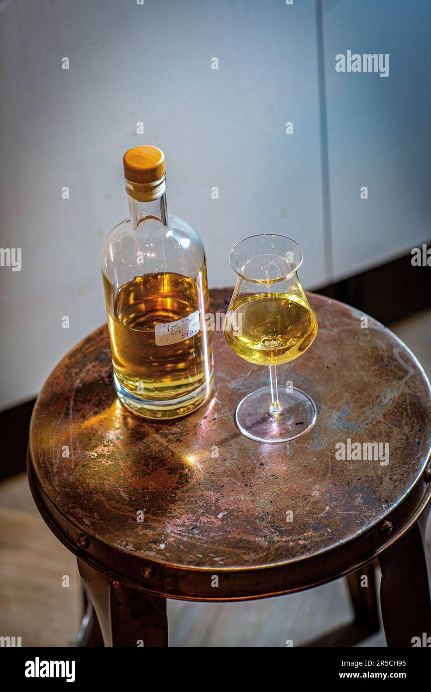 whisky-Flasche ohne Marke und Whiskey-Glas Stockfoto