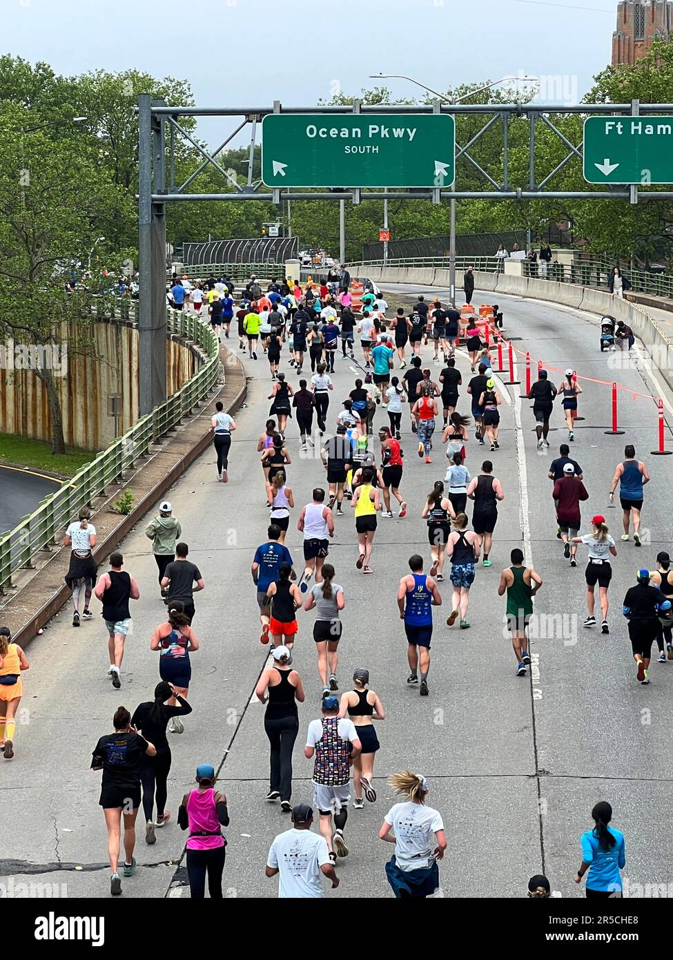Läufer verlassen den Prospect Park auf halbem Weg zum Brooklyn Half