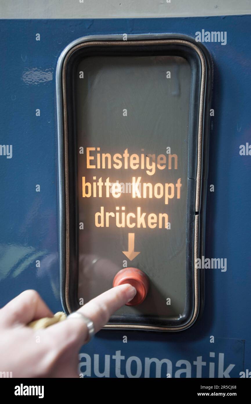 Automatische Tür, bitte Knopf drücken, um einzusteigen, historische Straßenbahn, München, Bayern, Deutschland Stockfoto