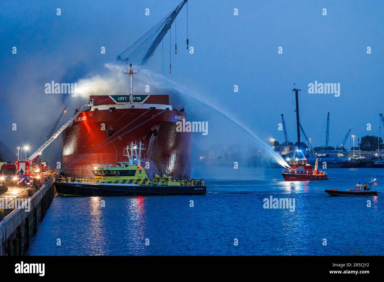 DORDRECHT - Auf einem festgemachten Frachter ist ein Feuer ausgebrochen. Das Feuer begann beim Laden von Schrott und wütete sowohl am Kai als auch auf dem Schiff. ANP MEDIATV netherlands Out - belgium Out Credit: ANP/Alamy Live News Stockfoto