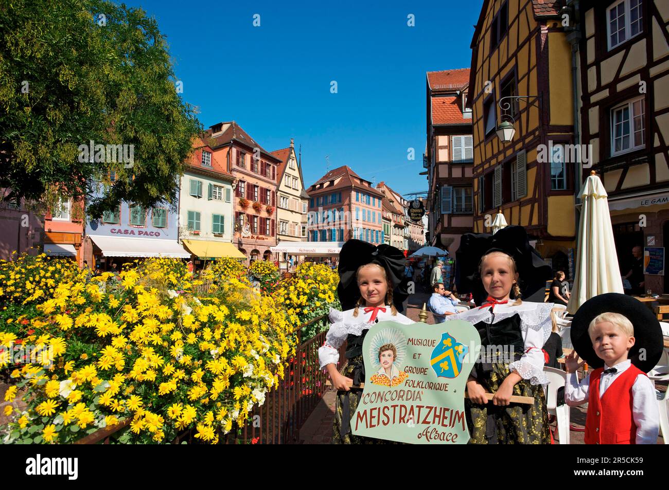 Traditionelle Kostümkinder in Colmar, Elsass, Frankreich Stockfoto