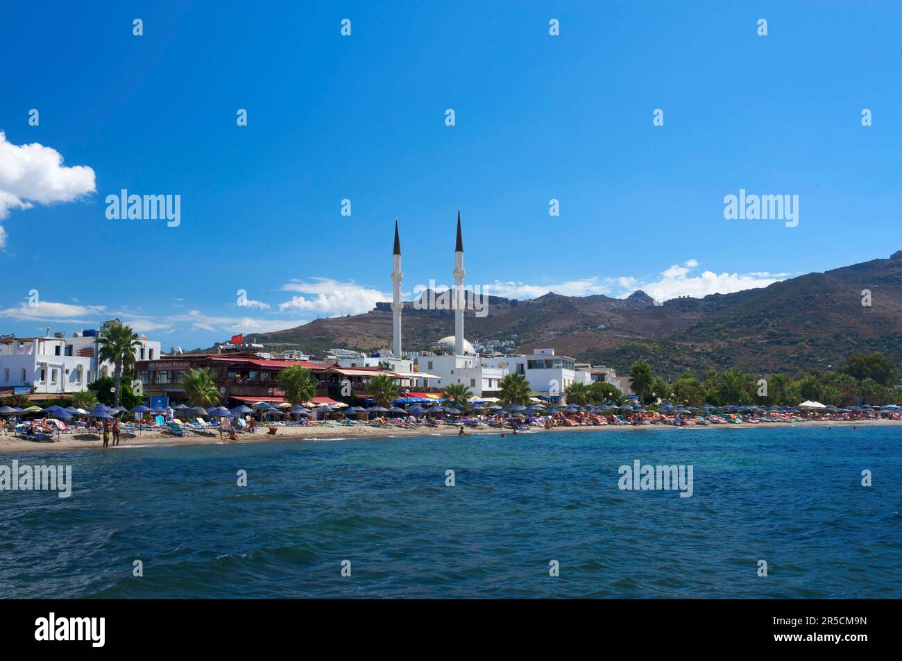 Strand und Moschee in Turgutreis, nahe Bodrum, Türkische Ägäis, Türkei Stockfoto