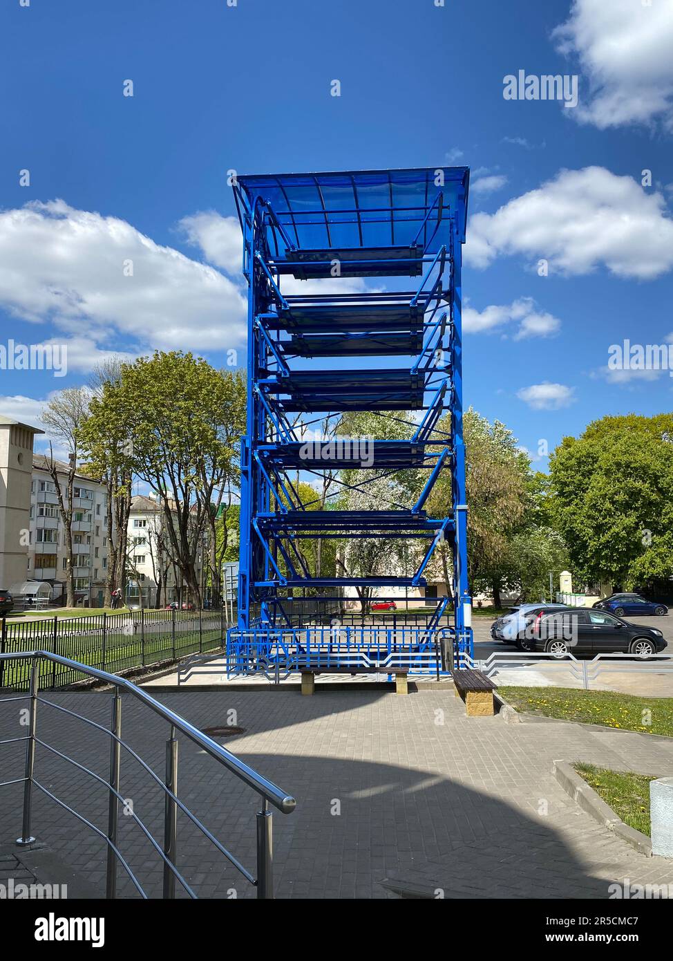 Mogilev, Belarus - 8. Mai 2023: Platzsparendes Parksystem zum Parken von Fahrzeugen in einem vertikal zirkulierenden Käfig, Seitenansicht Stockfoto
