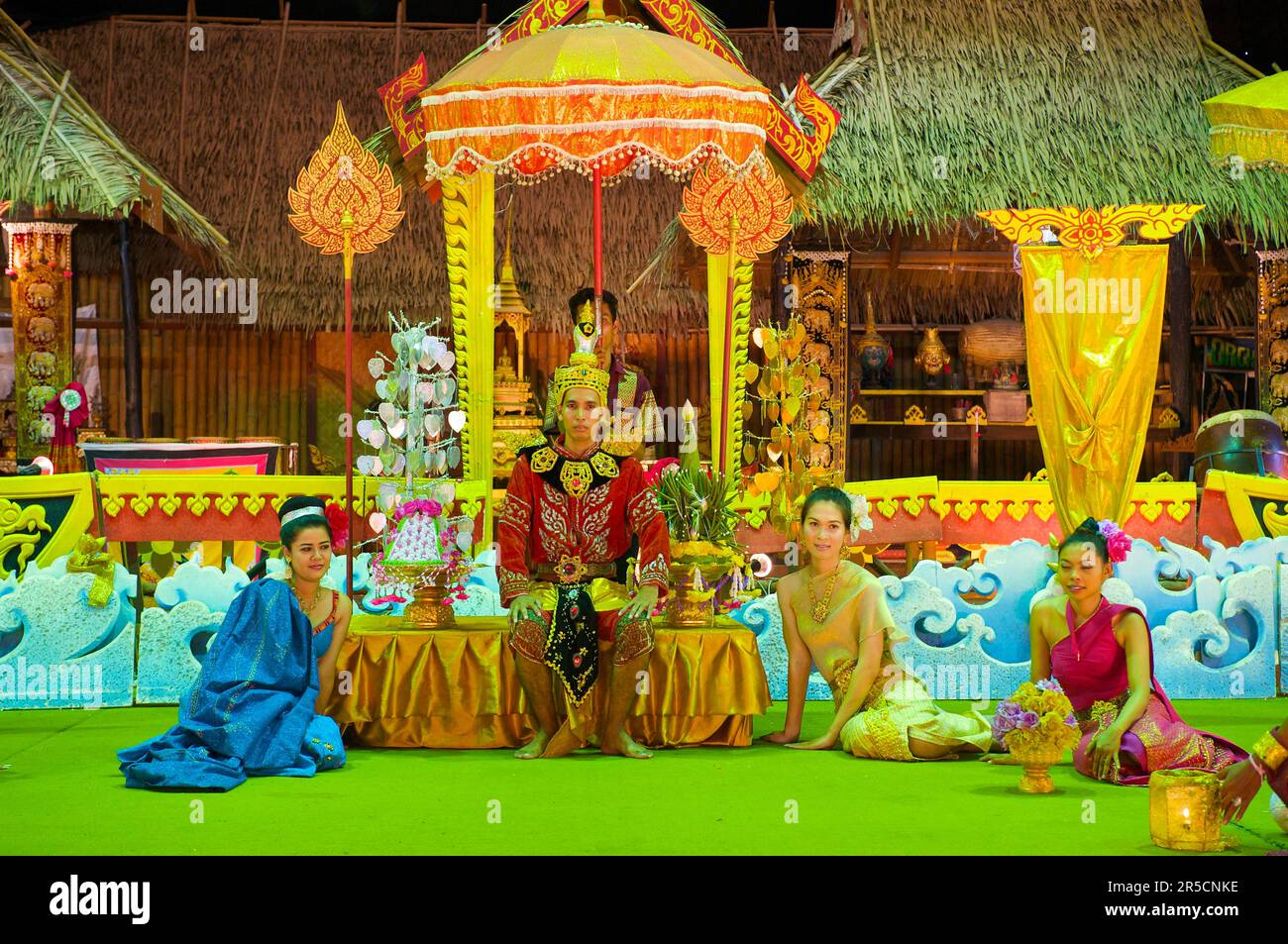 Tanz-Show in Phuket Town, Insel Phuket, Thailand, Asien Stockfoto