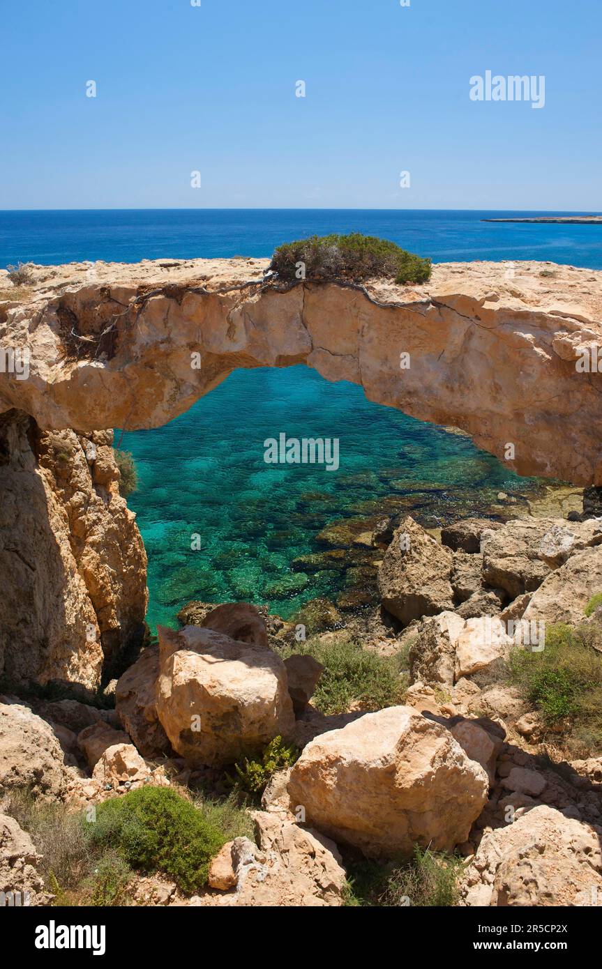 Felsenbogen am Cap Greco in der Nähe von Agia Napa, Südzypern, Südzypern Stockfoto