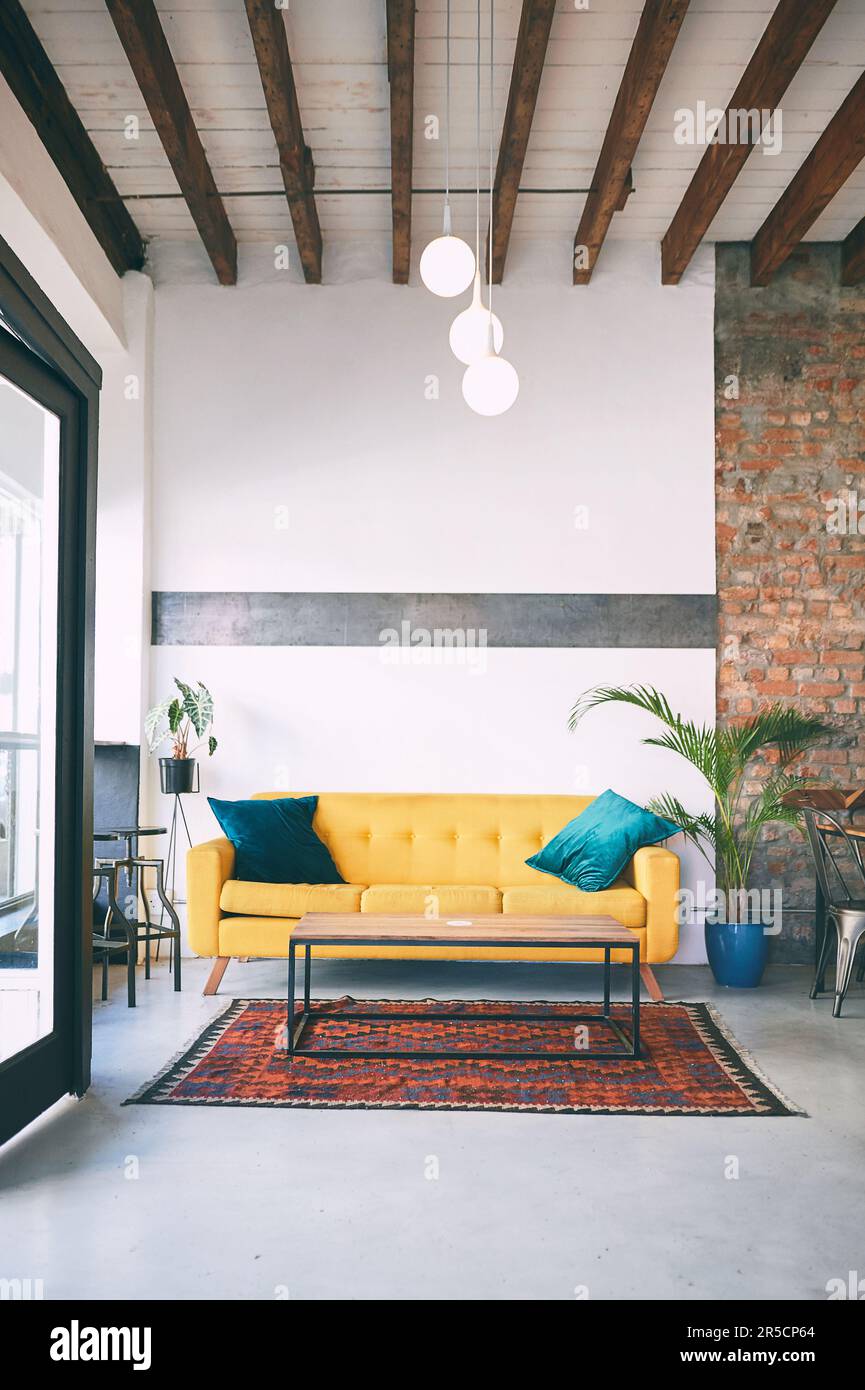 In unserem Café werden Sie sich wie zu Hause fühlen. Ein Sofa in einem leeren Café. Stockfoto