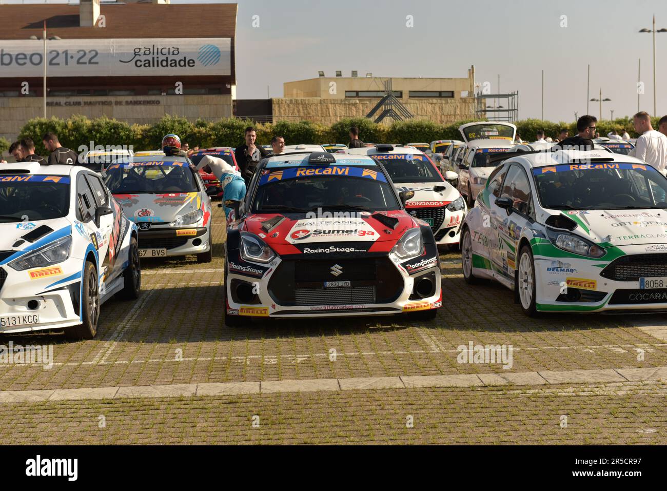 Sanxenxo, Pontevedra, Spanien. 2. Juni 2023. Die Autos warten am Sanxenxo Yacht Club Platz, damit die Autos den Beginn des städtischen Teils der Rallye beginnen. Kredit: Xan Gasalla / Alamy Live News Stockfoto