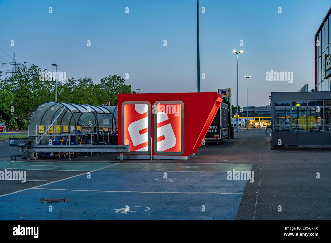 Neuer Geldautomat auf dem Gelände eines Einkaufszentrums in Mülheim-Dümpten, freistehend, angeblich bruchsicher, d. h. beständig gegen Explosionsversuche durch Crimin Stockfoto
