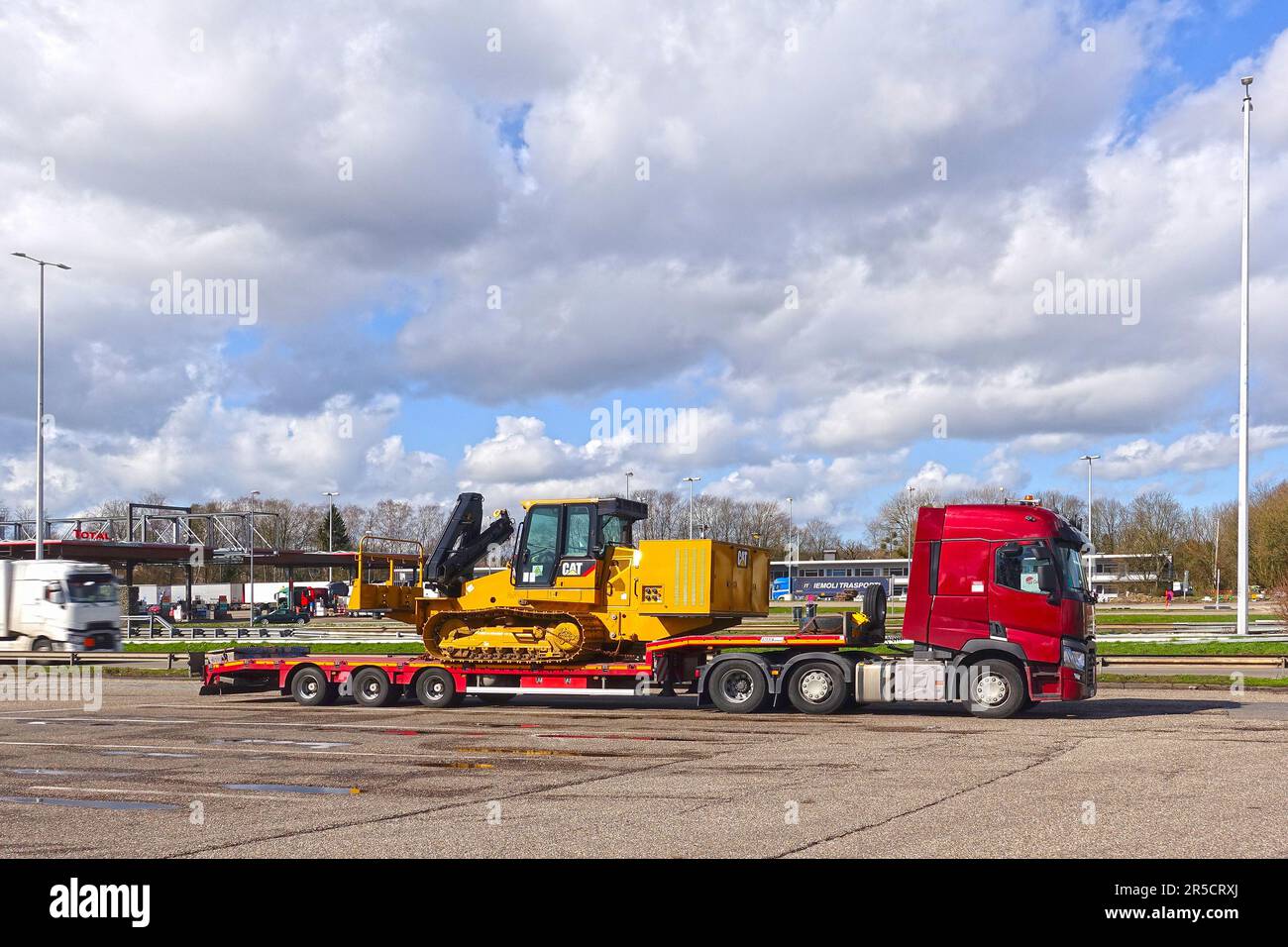AACHEN, NRW, DEUTSCHLAND - 12. März 2020: Schwertransporte einer großen Raupe auf einem speziellen Tieflader-Lkw, Parken auf einer Raststätte Stockfoto