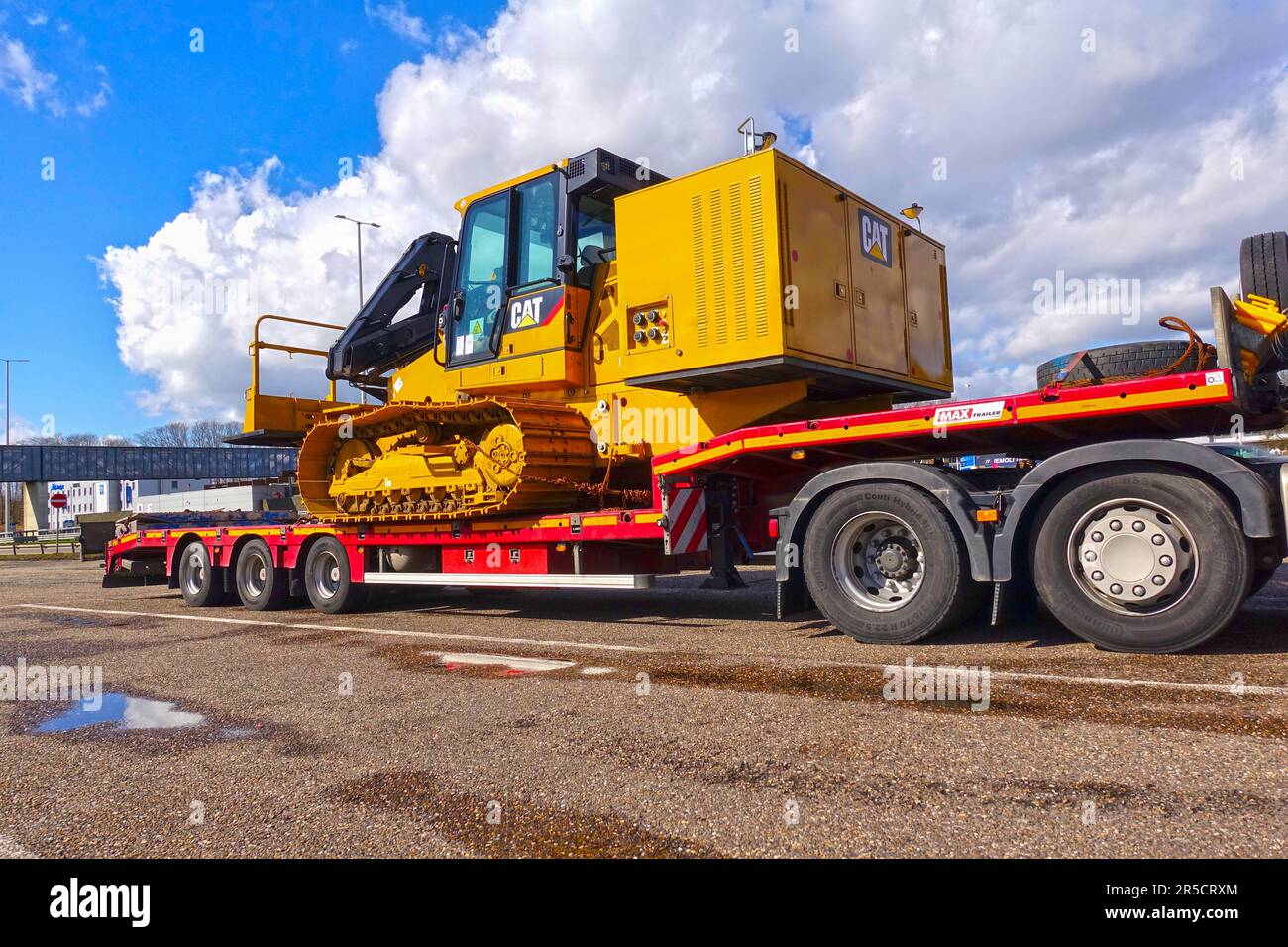 AACHEN, NRW, DEUTSCHLAND - 12. März 2020: Schwertransporte einer großen Raupe auf einem speziellen Tieflader-Lkw, Parken auf einer Raststätte Stockfoto