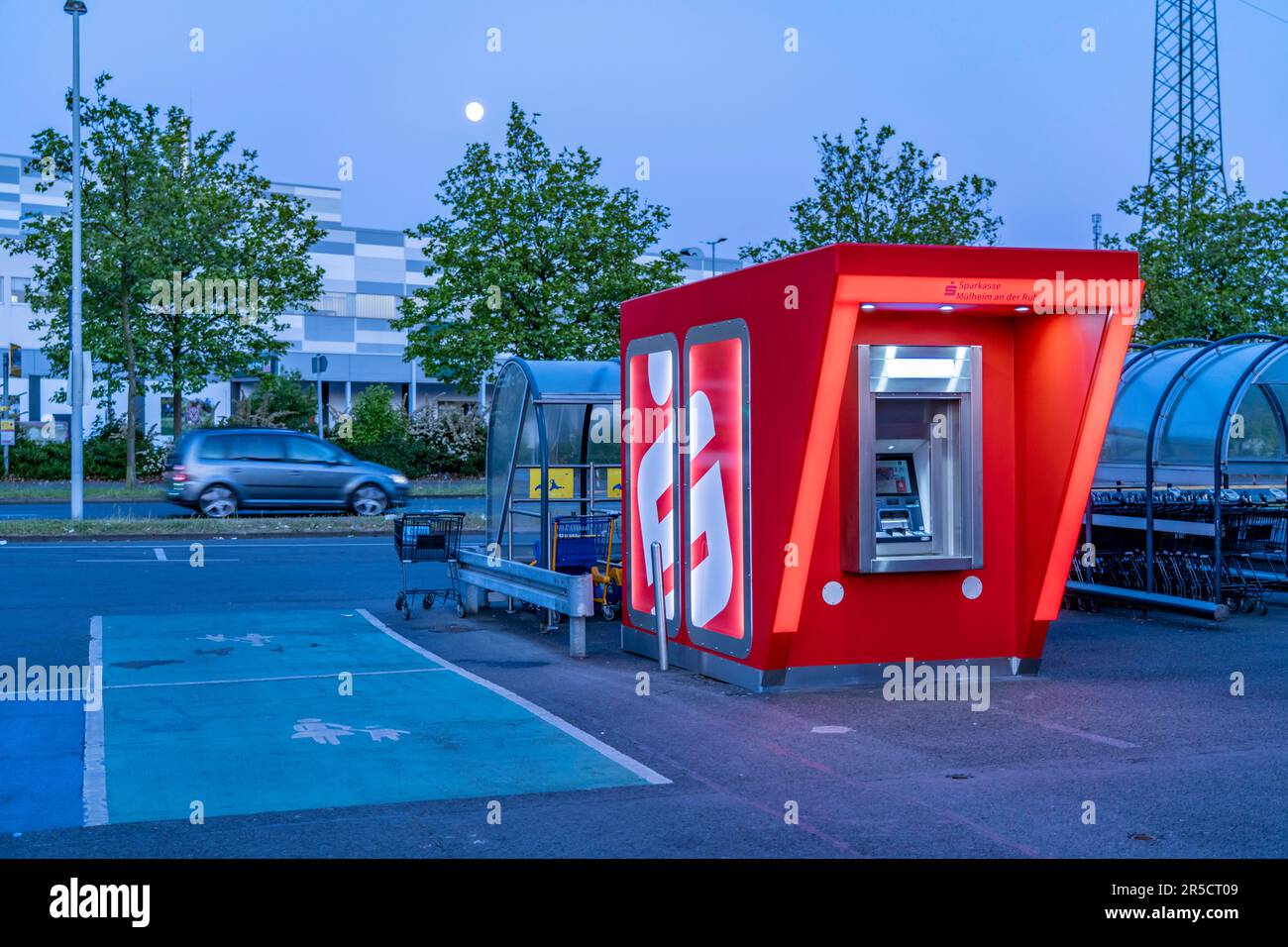 Neuer Geldautomat auf dem Gelände eines Einkaufszentrums in Mülheim-Dümpten, freistehend, angeblich bruchsicher, d. h. beständig gegen Explosionsversuche durch Crimin Stockfoto