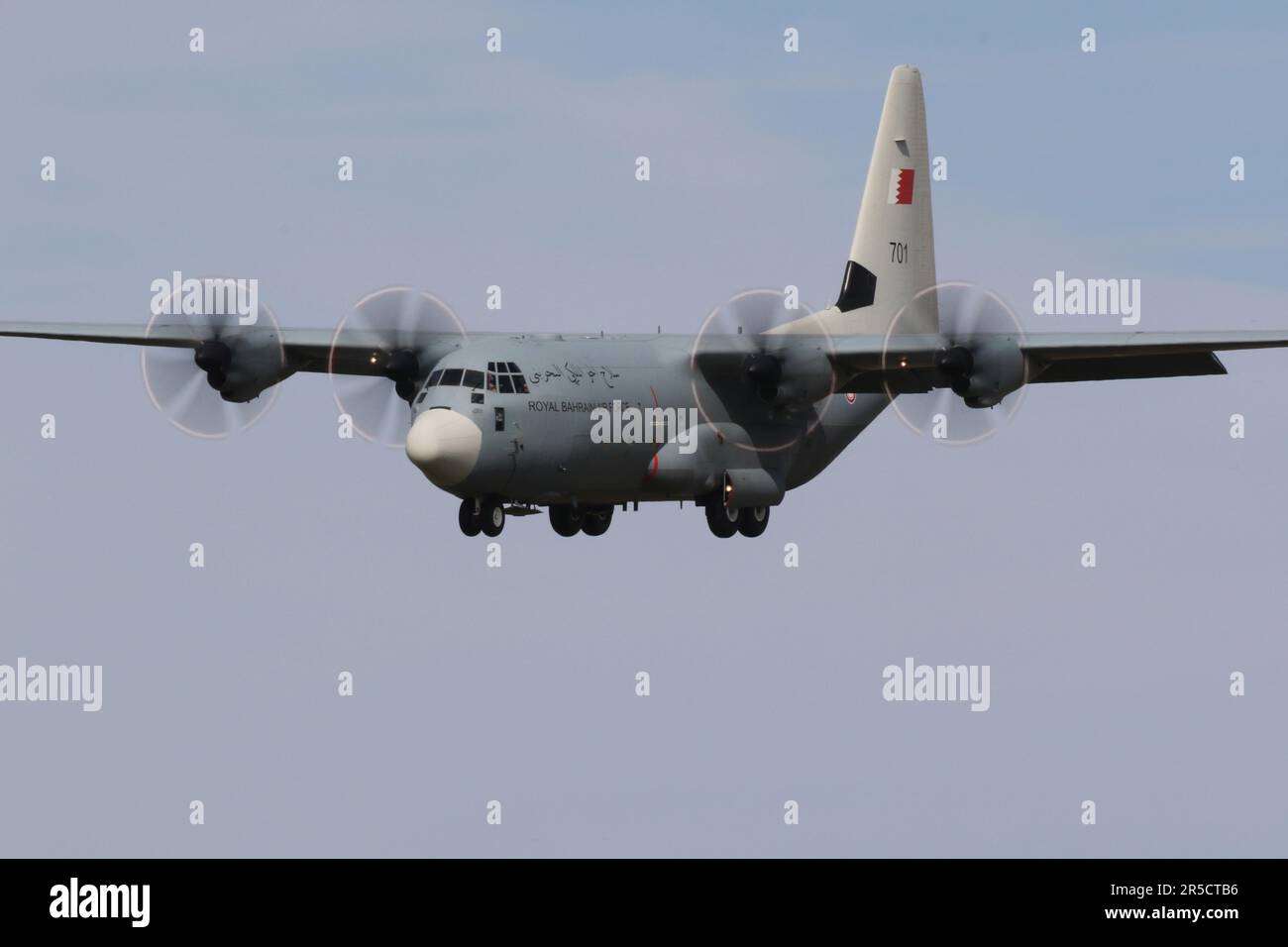 701, ein Lockheed Martin C-130J Hercules, der von der Royal Bahraini Air Force (RBAF) betrieben wird und auf der RAF Fairford in Gloucestershire, England, ankommt, um an der Royal International Air Tattoo 2022 (RIAT 2022) teilzunehmen. Dieses spezielle Flugzeug wurde vor kurzem für die RBAF übernommen, die zuvor als ZH880 bei der Royal Air Force tätig war. Stockfoto