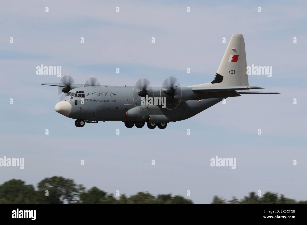 701, ein Lockheed Martin C-130J Hercules, der von der Royal Bahraini Air Force (RBAF) betrieben wird und auf der RAF Fairford in Gloucestershire, England, ankommt, um an der Royal International Air Tattoo 2022 (RIAT 2022) teilzunehmen. Dieses spezielle Flugzeug wurde vor kurzem für die RBAF übernommen, die zuvor als ZH880 bei der Royal Air Force tätig war. Stockfoto