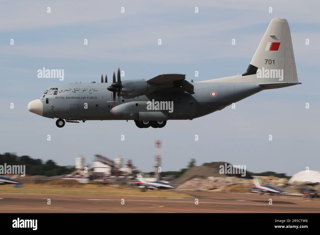 701, ein Lockheed Martin C-130J Hercules, der von der Royal Bahraini Air Force (RBAF) betrieben wird und auf der RAF Fairford in Gloucestershire, England, ankommt, um an der Royal International Air Tattoo 2022 (RIAT 2022) teilzunehmen. Dieses spezielle Flugzeug wurde vor kurzem für die RBAF übernommen, die zuvor als ZH880 bei der Royal Air Force tätig war. Stockfoto