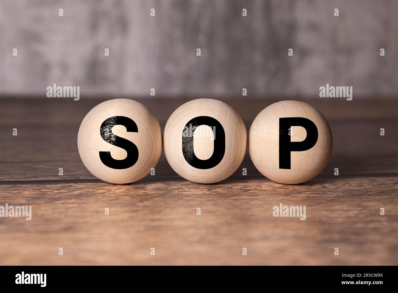 SOP - Akronym aus Holzblöcken mit Buchstaben, Abkürzung SOP Standard Operationsverfahren Konzept, Hintergrund verwischen Stockfoto