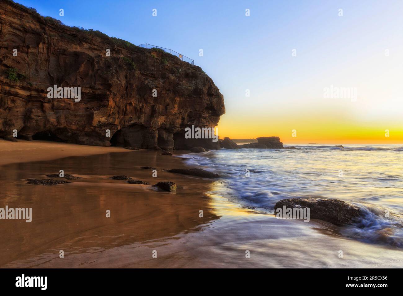 Malerische Meereslandschaft von Caves Beach am Pazifischen Ozean in Australien bei Sonnenaufgang. Stockfoto