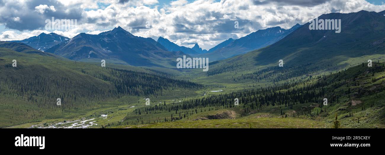 Spektakulärer Tombstone Territorial Park im Norden Kanadas, Yukon Territory im Sommer mit Panoramablick und Panoramablick Stockfoto
