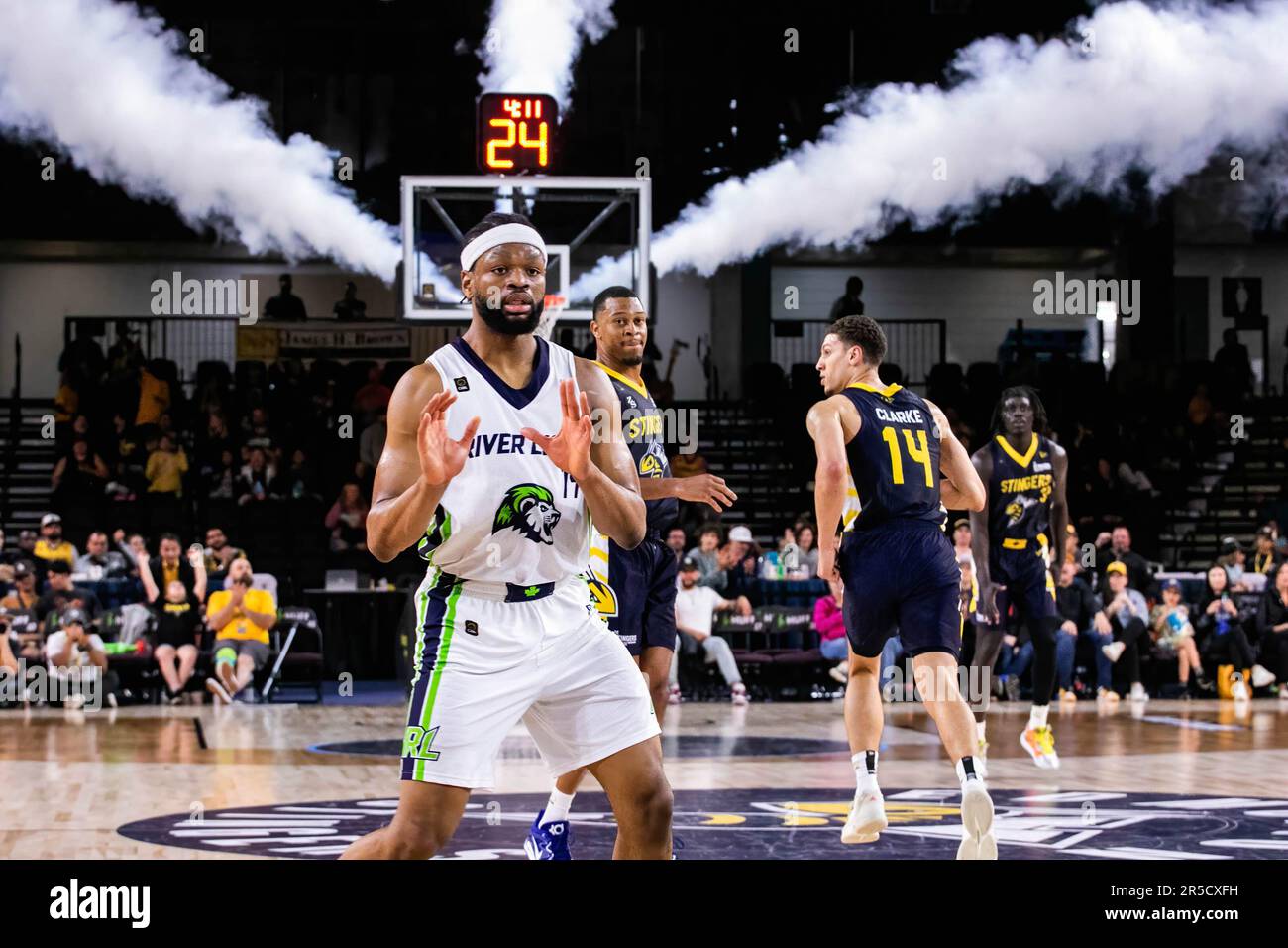 Edmonton, Kanada. 28. Mai 2023. Naigara's (14) Lloyd Pandi scheint Dampf abzulassen, nachdem Edmonton während des regulären Saisonspiels der Canadian Elite Basketball League zwischen den Edmonton Stingers und den Niagara River Lions im Edmonton EXPO Centre einen 3 Pointer verloren hat. Niagara River Lions 94 - 99 Edmonton Stingers Niagara River Lions 94 - 99 Edmonton Stingers Credit: SOPA Images Limited/Alamy Live News Stockfoto