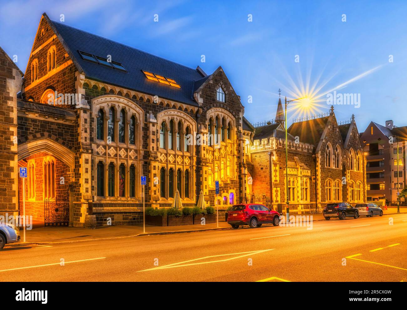 Klassisch gotische revikale Architektur des historischen Bildungsviertels in Christchurch, Neuseeland. Stockfoto