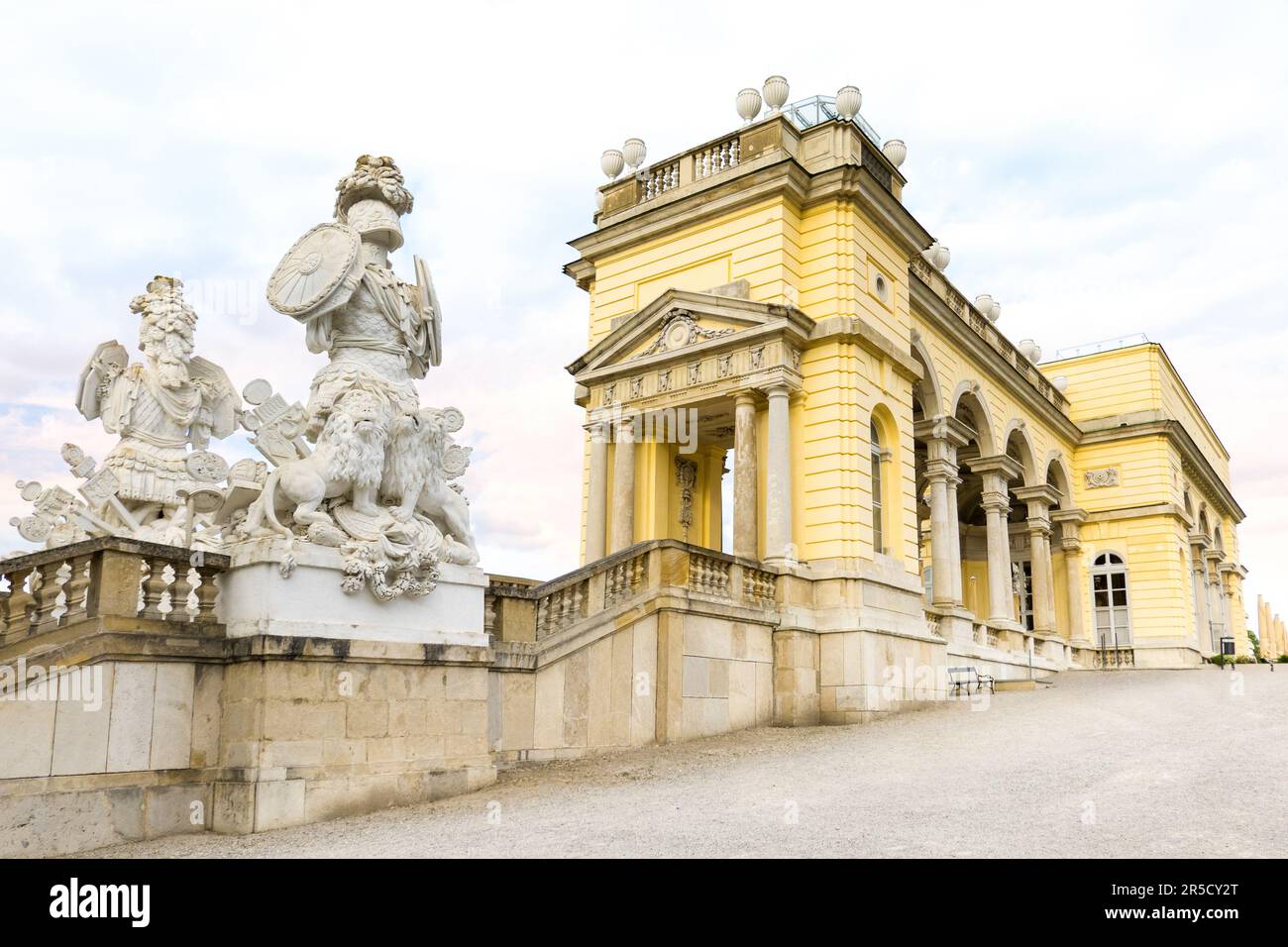 Wien, Österreich - 10. Mai 2023: Gloriette auf dem Hügel im Garten Schönbrunn Stockfoto