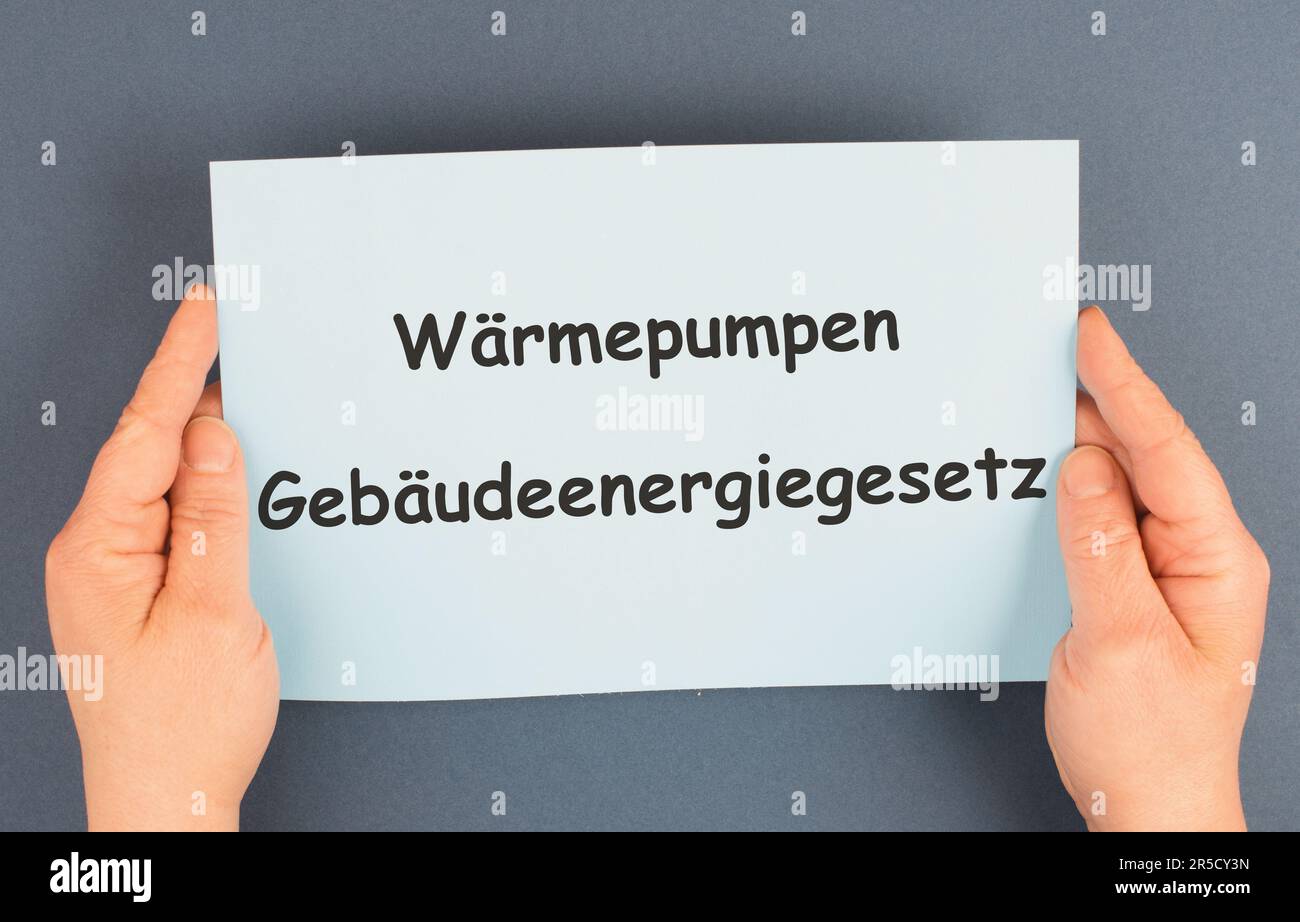 Wärmepumpen, New Building Energy Act steht in deutscher Sprache auf dem Papier, Klimaschutzpolitik zur Reduzierung der CO2-Emissionen Stockfoto