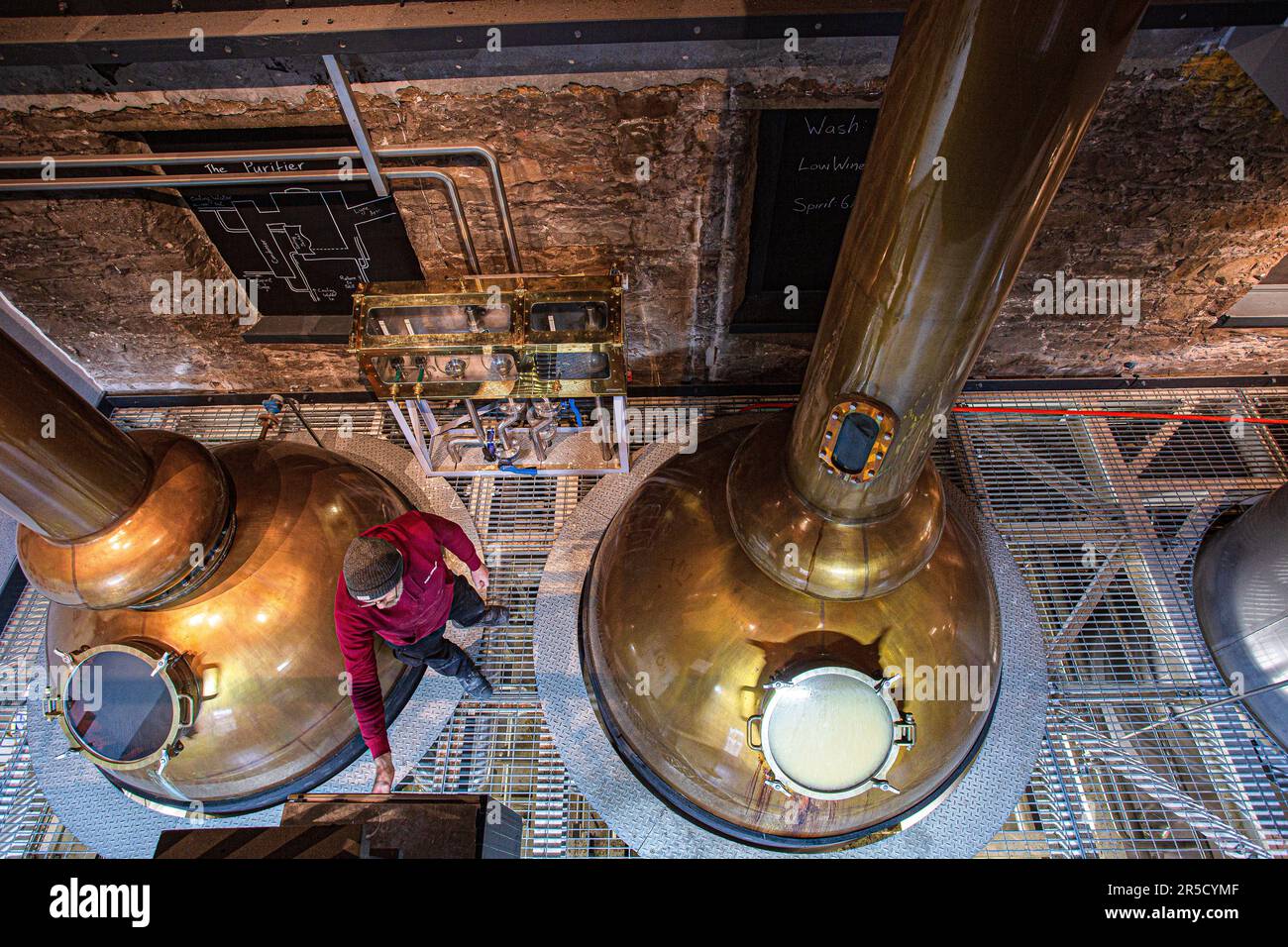Ein Brennerarbeiter führt in der Holyrood Whisky-Brennerei Edinburgh verschiedene Aufgaben im Zusammenhang mit der Herstellung von Single Malt Whisky aus; Stockfoto