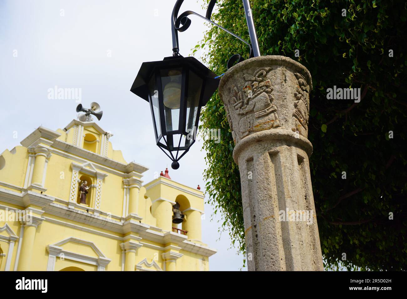 Hilfe für die alten maya-Götter vor einer katholischen Kirche in Guatemala Stockfoto