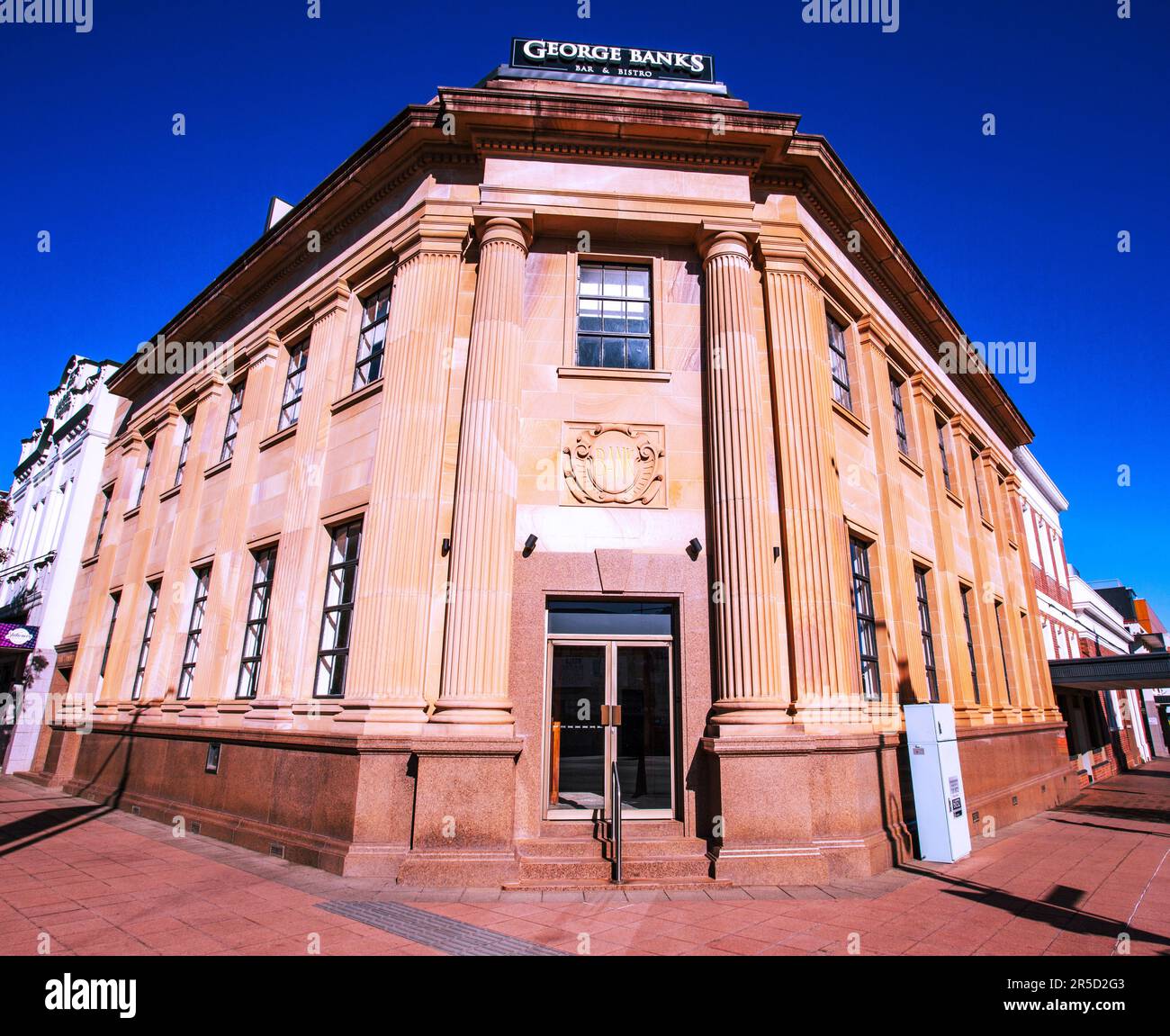 Die Toowoomba Bank of NSW wurde 1940-41 in poliertem rotem Granit und massivem Helidon-Sandstein im viktorianischen Stil im Stil der Free Classic Revival erbaut. Stockfoto