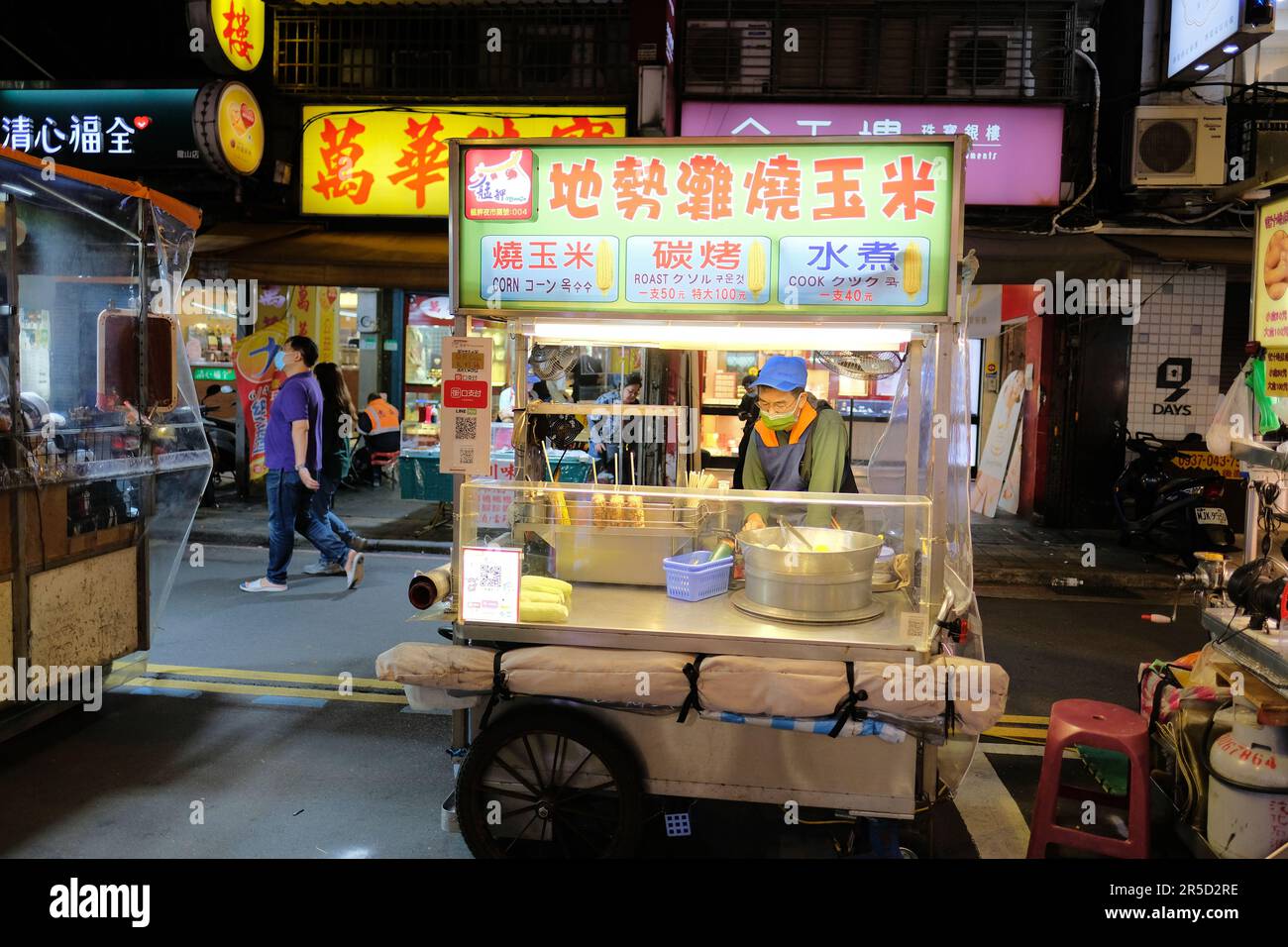 Gedünsteter und gerösteter Mais auf dem Huaxi Street Tourist Night Market in Taipei, Taiwan; Street Food Cart in Taipei; traditionelle taiwanesische Küche. Stockfoto