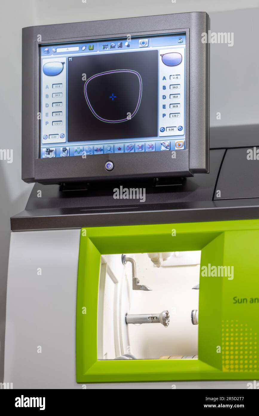 Istanbul, Türkei 28. Mai 2023; Optisches Objektivschneider Brillenfräser Für Schneidemaschinen Für Optometrie. Brillenherstellungsanlagen für fitti Stockfoto