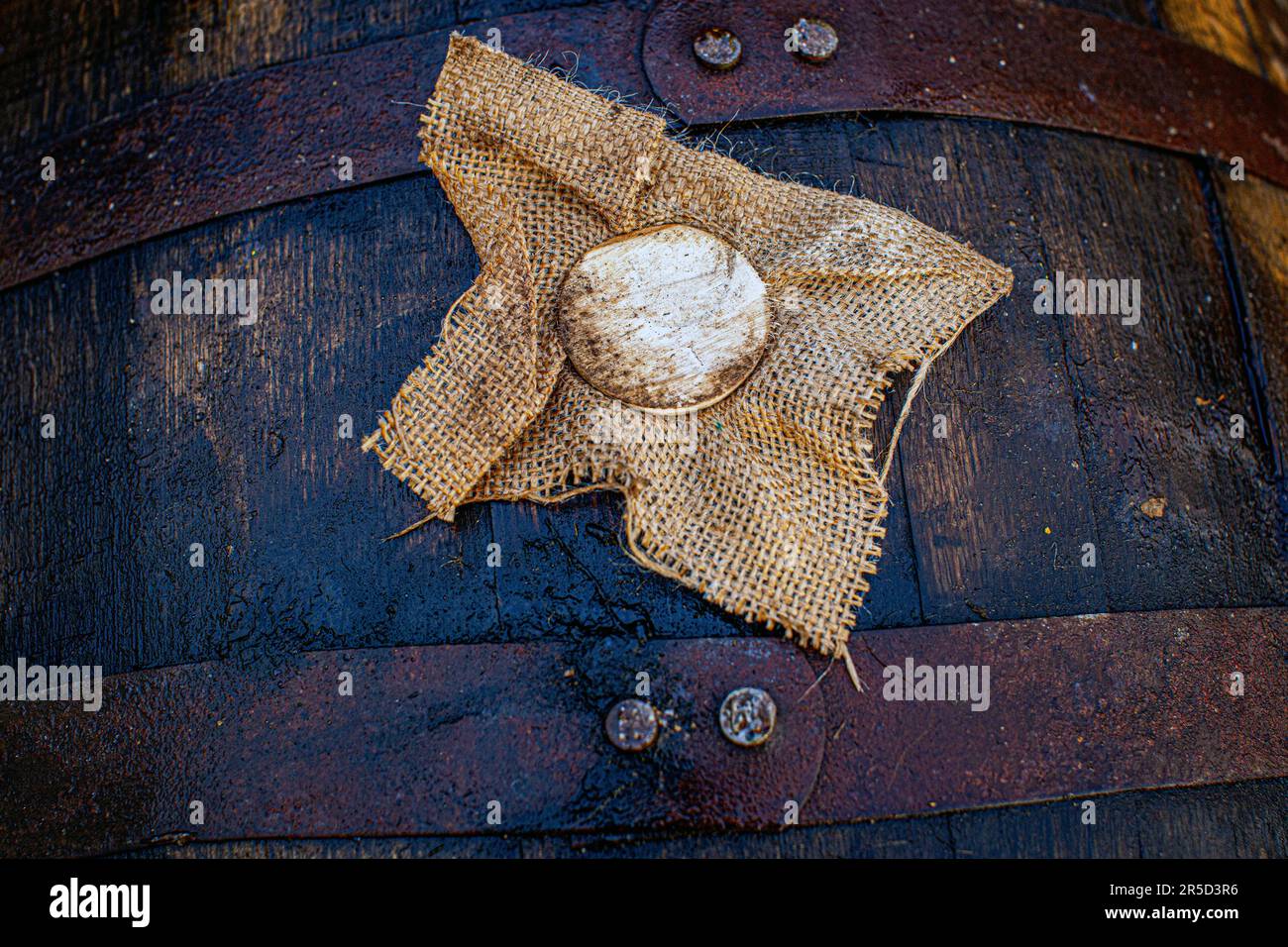 Holzstopfen mit Stoff in einem alten Whiskyfass Stockfoto