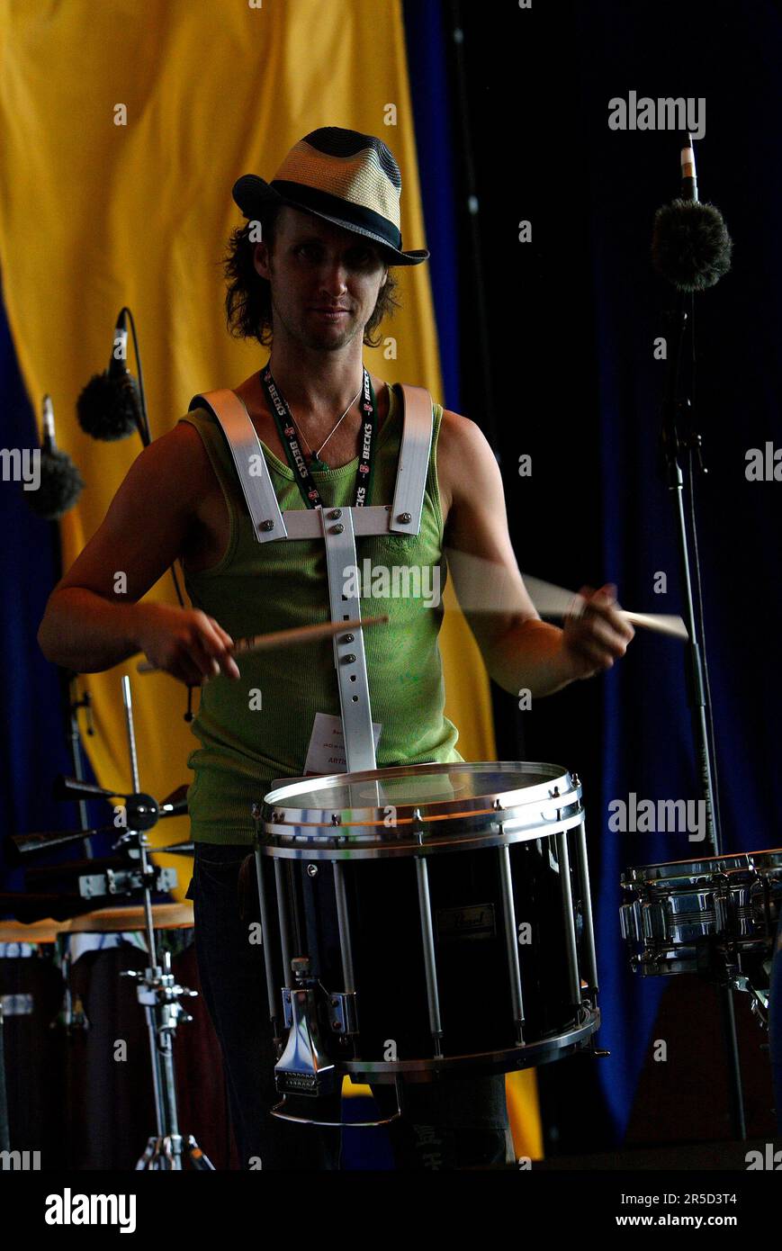 Ein Bandmitglied des Ensembles Noite Brasil tritt im Rahmen der einmonatigen Feierlichkeiten des alljährlichen Sydney Festivals für das Jazz in the Domain-Event auf. The Domain, Royal Botanic Gardens, Sydney, Australien. 12.01.07. Stockfoto