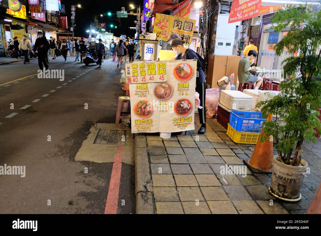 Am Huaxi Street Tourist Night Market in Taipei, Taiwan, unterschreiben Sie an einem Imbissstand; traditionelle taiwanesische Speisen: Schweinefleisch-Blutsuppe, Fischball-Suppe. Stockfoto