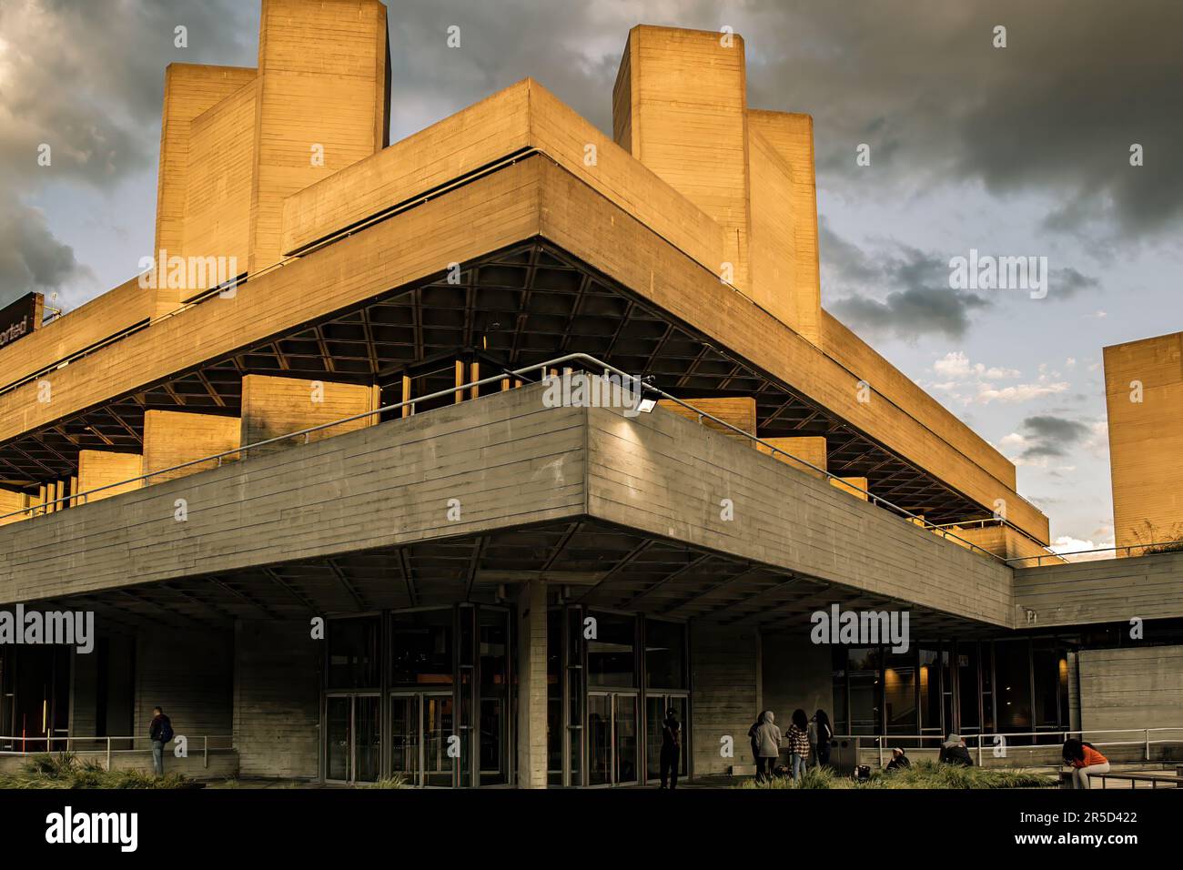 LONDON, ENGLAND - 10. AUGUST 2018: Blick auf das Royal National Theatre an einem bewölkten Sommerabend Stockfoto