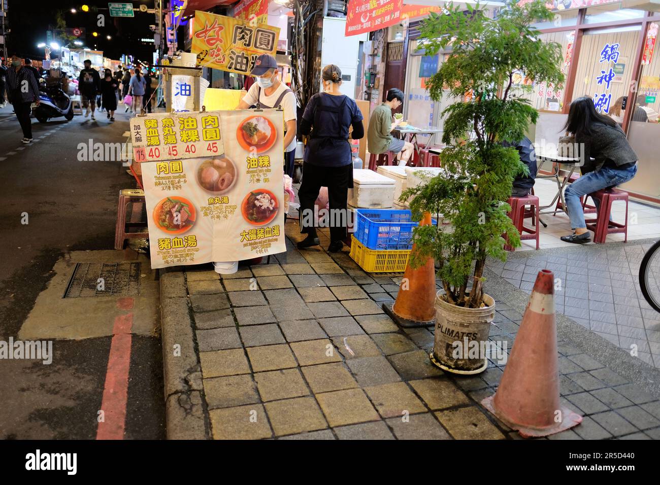 Am Huaxi Street Tourist Night Market in Taipei, Taiwan, unterschreiben Sie an einem Imbissstand; traditionelle taiwanesische Speisen: Schweinefleisch-Blutsuppe, Fischball-Suppe. Stockfoto