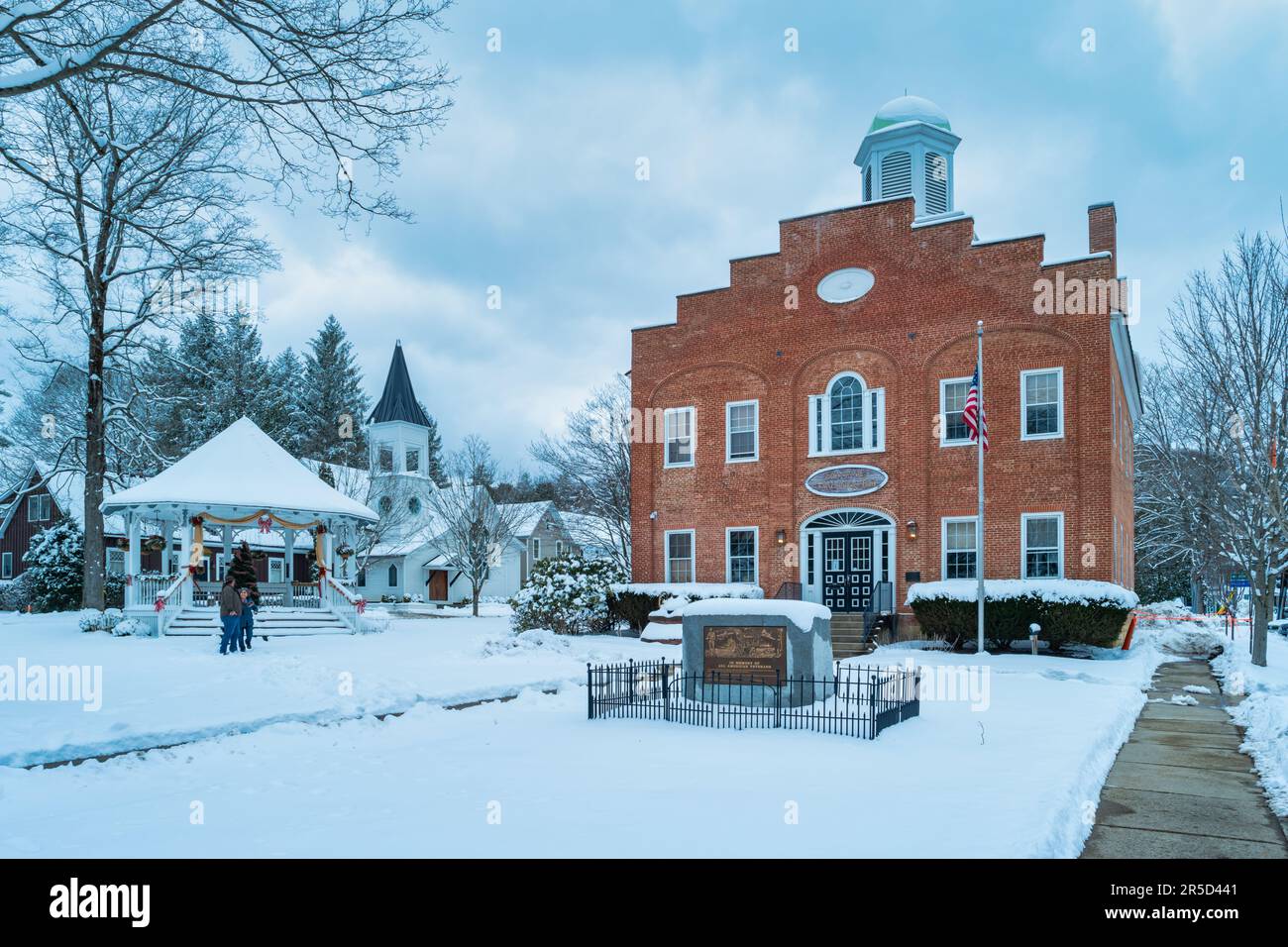 Stadtzentrum von Ellicottville und Rathaus, New York State, USA im Winter. Stockfoto