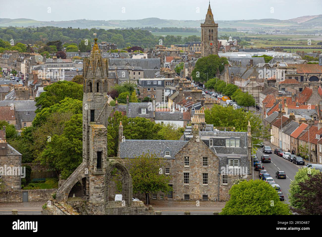 Erhöhte Aussicht auf einen Teil der Stadt St. Andrews, Fife Scotland, einschließlich eines Teils der Ruine der mittelalterlichen Kathedrale und der North Street, die in Richtung T führt Stockfoto