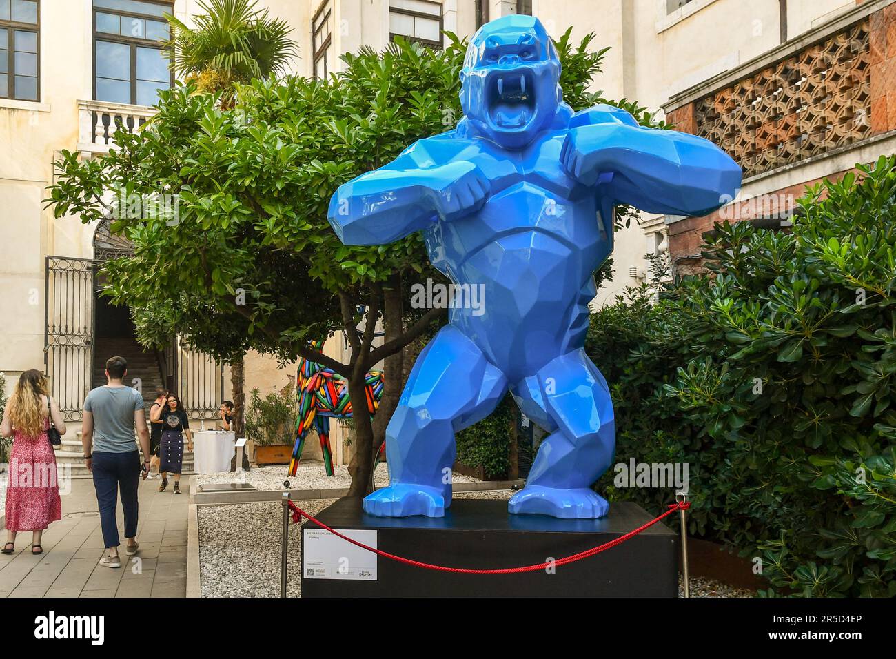 Acrylskulptur „Wild Kong“ von Richard Orlinski im Garten des Palazzo Mora, Europäisches Kulturzentrum, während der Biennale in Venedig Stockfoto