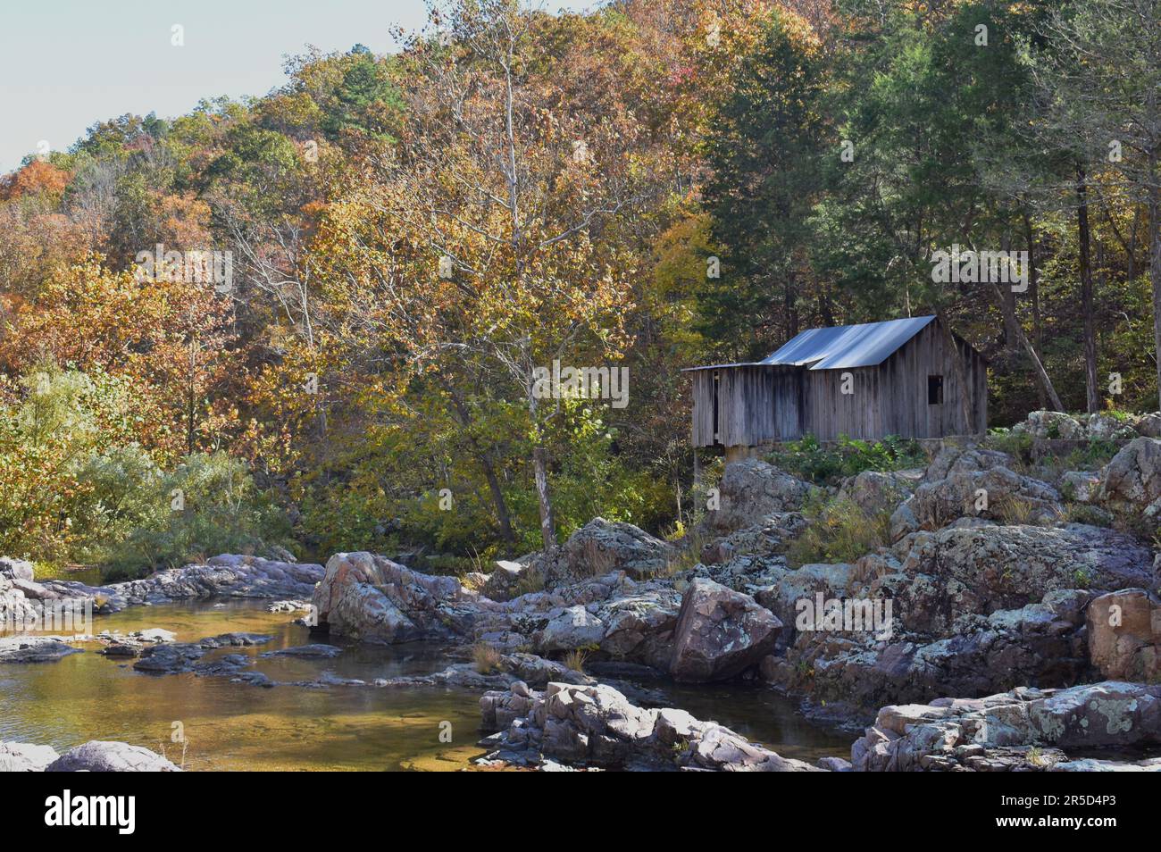 Klepzig Mill, eine kleine Turbinenfabrik, die 1928 von Walter Klepzig gebaut wurde und sich am Rocky Creek, an Felsbrocken und Absperrungen befindet. Winona, MO, Missouri, USA Stockfoto