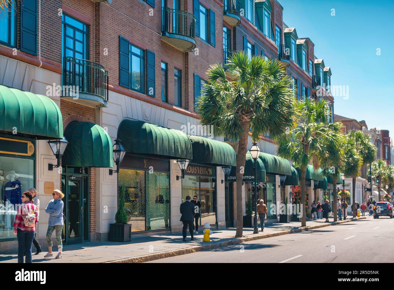 Gehobene Geschäfte in der King Street im Stadtzentrum von Charleston, South Carolina, USA. Stockfoto