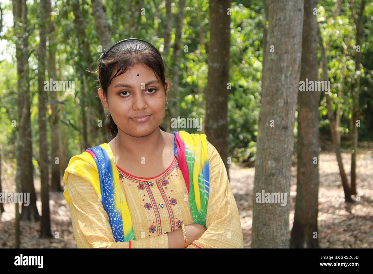 Nahaufnahme eines wunderschönen Teenager-Indianermädchens in farbenfrohem Kleid Stockfoto