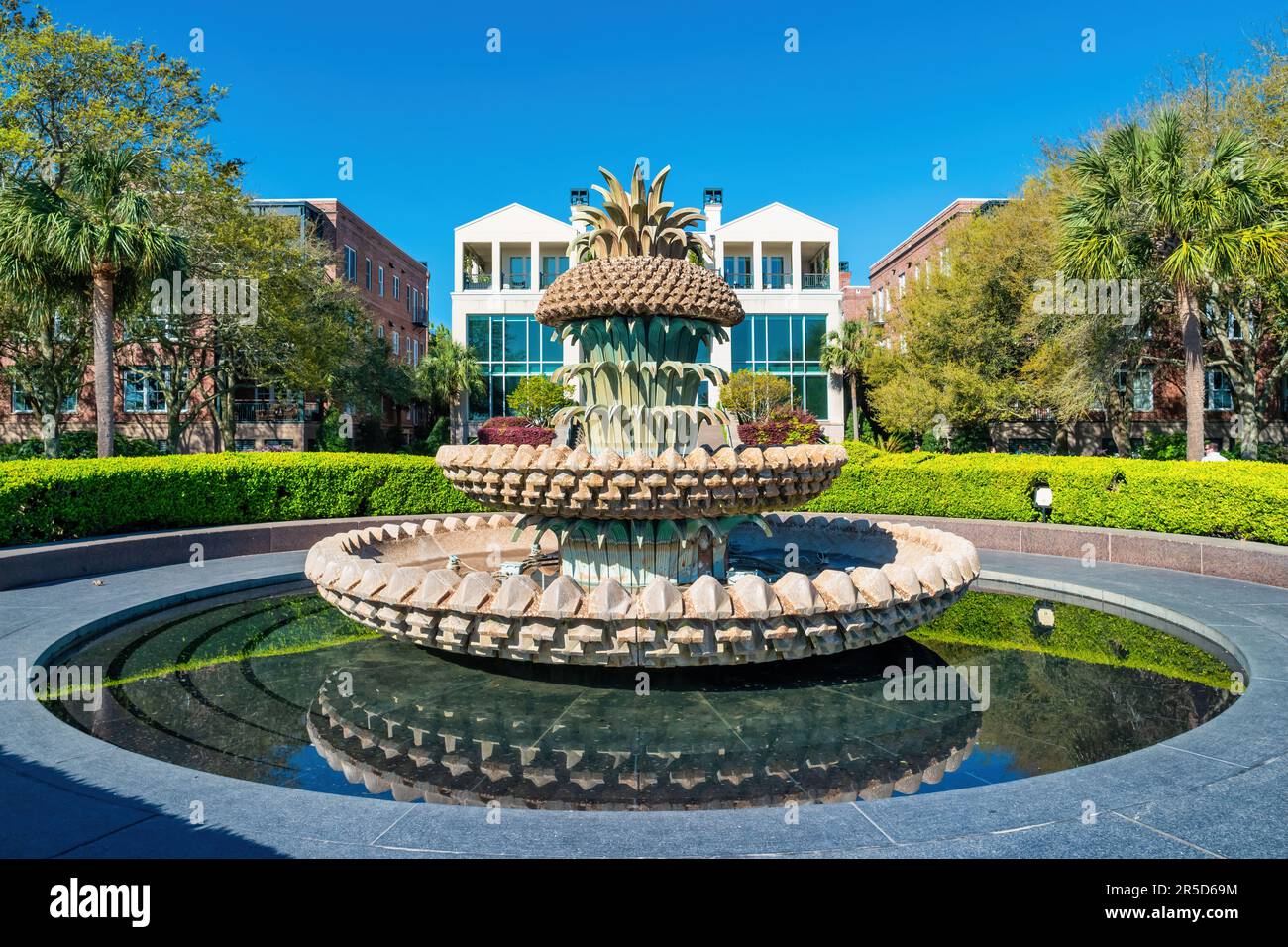 Der Ananasbrunnen im Waterfront Park im Stadtzentrum von Charleston, South Carolina, USA. Stockfoto