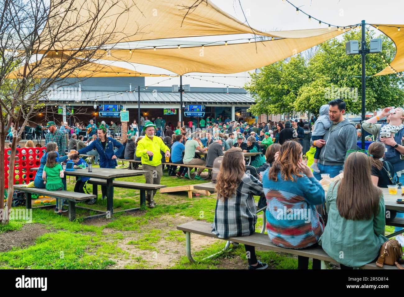 Besucher genießen die Feierlichkeiten zum St. Patrick's Day im Stadtzentrum von Durham, North Carolina, USA. Stockfoto