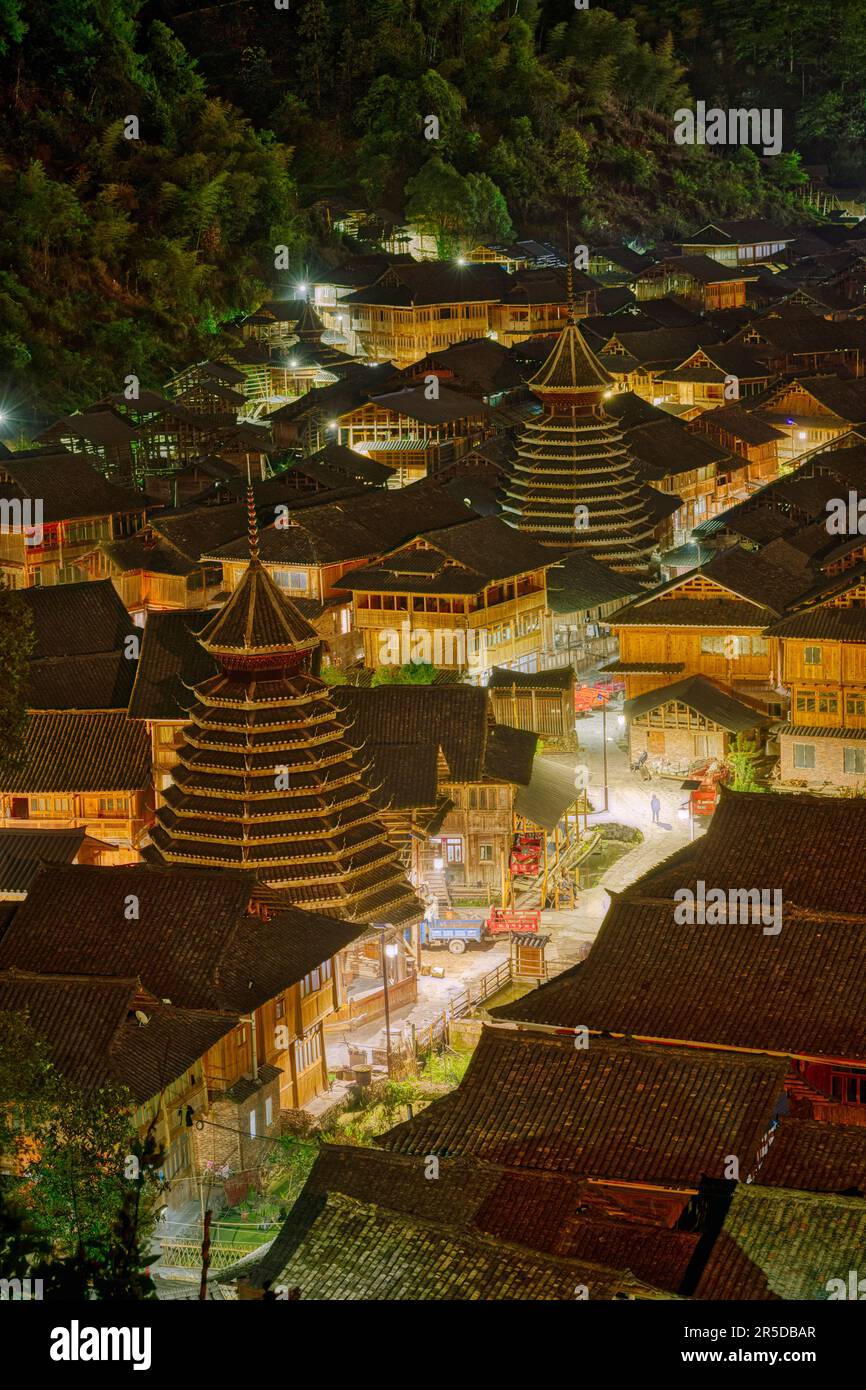 Die Landschaft des Dorfes Huanggang Dong bei Nacht im Bezirk Congjiang, Guizhou, China. Stockfoto