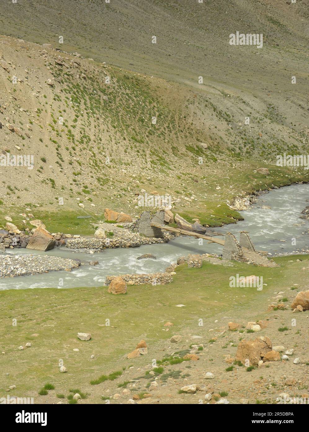 Holzsteg im alten Stil über einen wunderschönen Fluss in Ladakh, INDIEN. Stockfoto