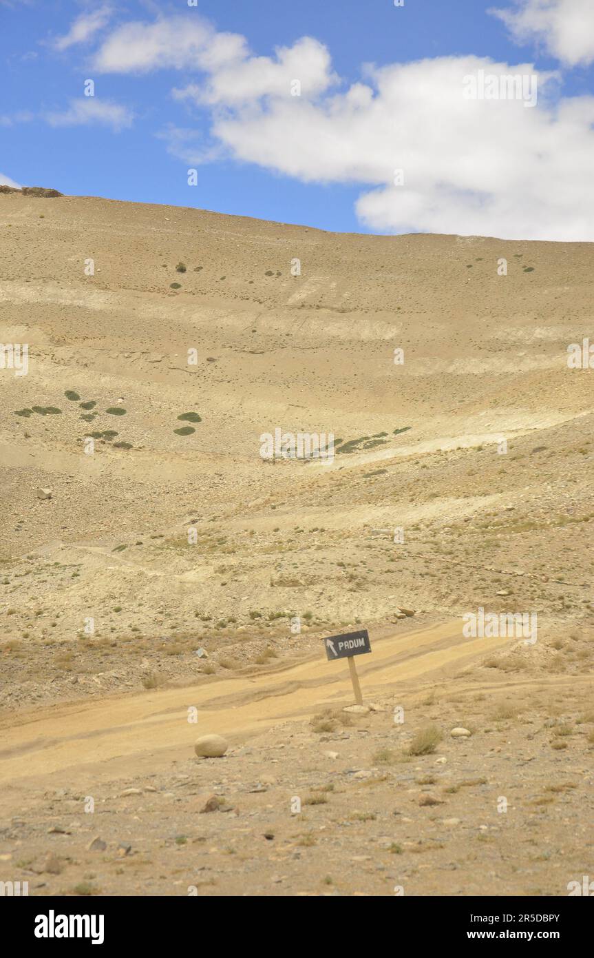 Hölzernes Schild von Padum auf einer rauen Straße zwischen Darcha-Padum Road, Ladakh, INDIEN. Stockfoto